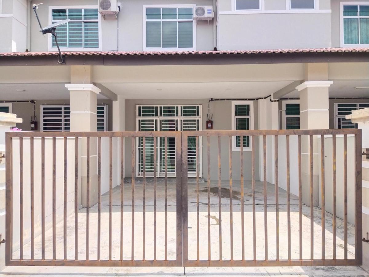 Axaida Homestay Parit Jawa Bakar Parit Экстерьер фото